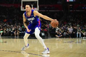 麻将胡了2-啊？雄鹿记者：科菲与球队签下的是一份训练营合同